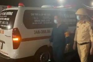 Dùng xe cứu thương chở 5 người trốn khai báo y tế