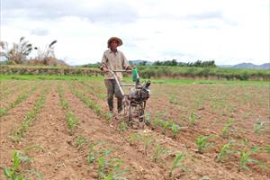 Lão nông sáng chế máy làm đất đa năng