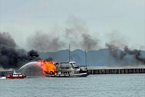 Hai tàu du lịch bất ngờ bốc cháy tại cảng tàu khách Bãi Cháy