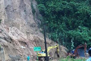 Thừa Thiên - Huế: Vỡ đê biển, sạt lở núi do mưa lũ