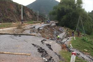 Nghệ An: Đường vừa thông xe chỉ sau cơn mưa đã sụt lún nghiêm trọng