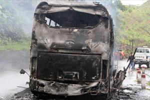 Quảng Nam: Xe khách bốc cháy rụi, 7 người thoát chết