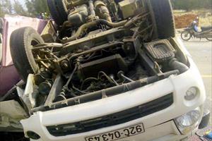 Quảng Nam: Xe tải mất lái văng vào lề đường, làm 3 người thương vong