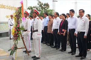 CTQH Nguyễn Thị Kim Ngân dâng hương tại Nghĩa trang liệt sỹ tỉnh Quảng Nam
