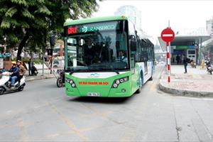 Từ 6/2, hành khách đi xe buýt nhanh phải mua vé