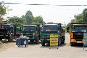 Quảng Nam: Dân bức xúc chặn xe tải chở đất gây bụi