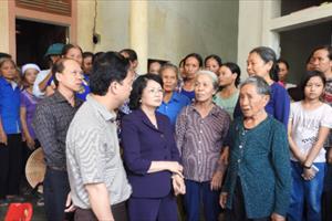 Hà Tĩnh: Phó Chủ tịch nước thăm và tặng quà tại địa phương chịu ảnh hưởng lớn sau bão