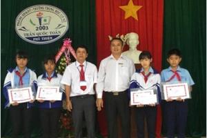 Agribank Phú Thiện- Gia Lai trao tặng 60 suất học bổng cho học sinh giỏi vượt khó