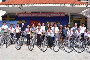 Trao 250 xe đạp cho các em học sinh nghèo vượt khó tại Phú Yên