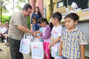 Phú Yên: Trao 200 suất quà cho học sinh nghèo vùng lũ