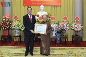 Chủ tịch nước trao Huy hiệu 70 năm tuổi Đảng cho nguyên Phó Chủ tịch nước Nguyễn Thị Bình