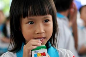 Quỹ sữa Vươn cao Việt Nam và Vinamilk: Tiếp tục trao tặng sữa cho trẻ em tại Cần Thơ