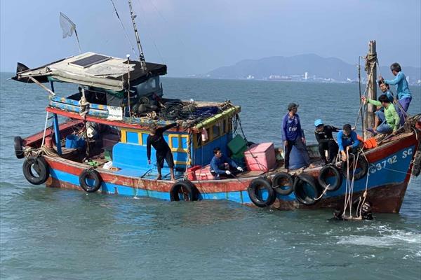 Quảng Bình tích cực tìm kiếm 11 ngư dân mất tích do chìm tàu