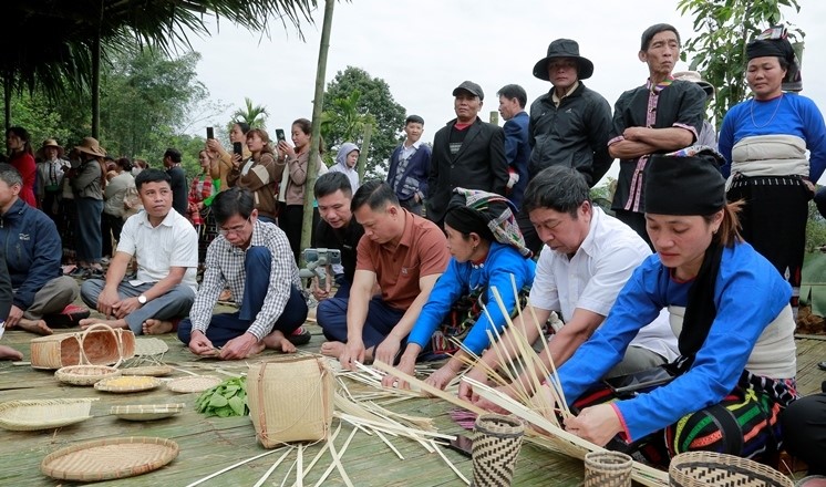Người đồng bào dân tộc Thái, xã Yên Thắng trình diễn đan sản phẩm mây tre đan