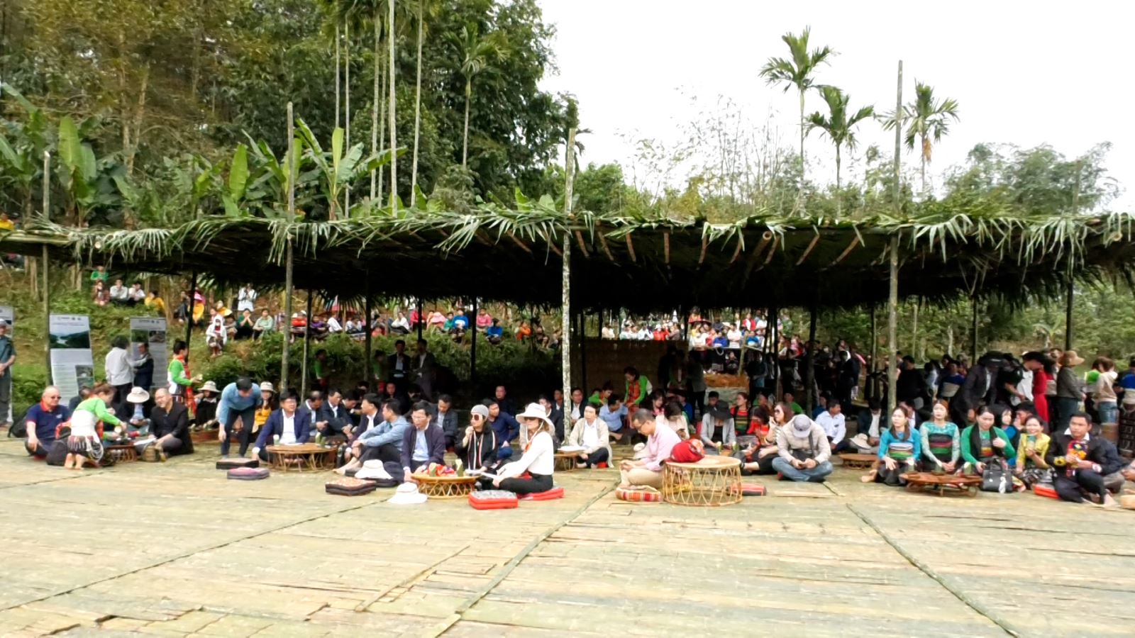 Các đại biểu và đông đảo người dân xã Yên Thắng, huyện Lang Chánh tham dự diện đàn