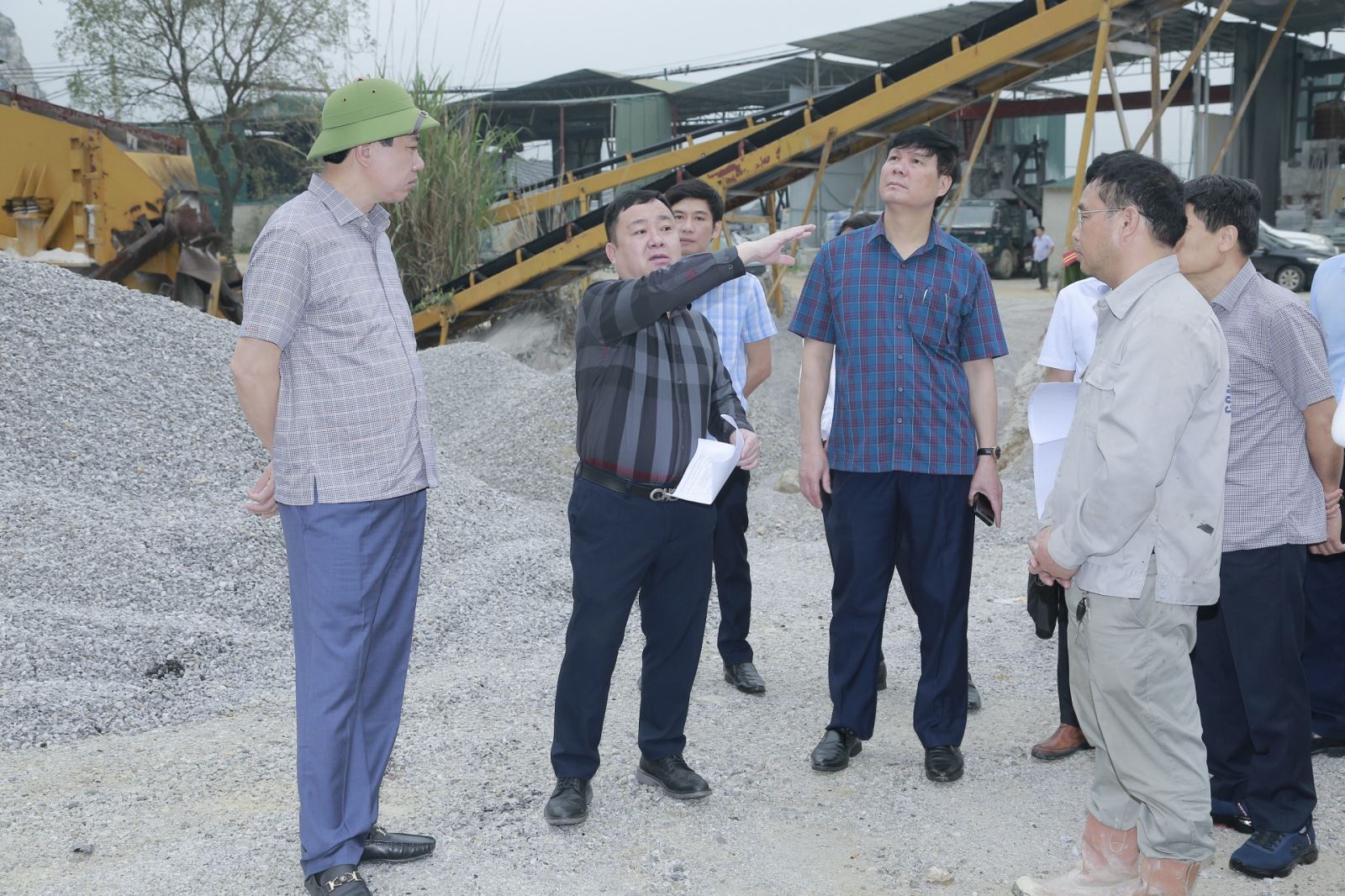 Ông Lê Đức Giang, Phó chủ tịch UBND tỉnh Thanh Hoá cùng các sở ngành liên quan kiểm tra hiện trường vụ nổ mìn làm ảnh hưởng nhà dân của Công ty cổ phần Xây dựng Đô Thị số 5 