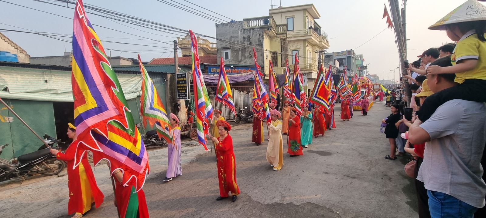 Nhân dân xã Ngư Lộc tổ chức trang nghiêm lễ rước Long Châu