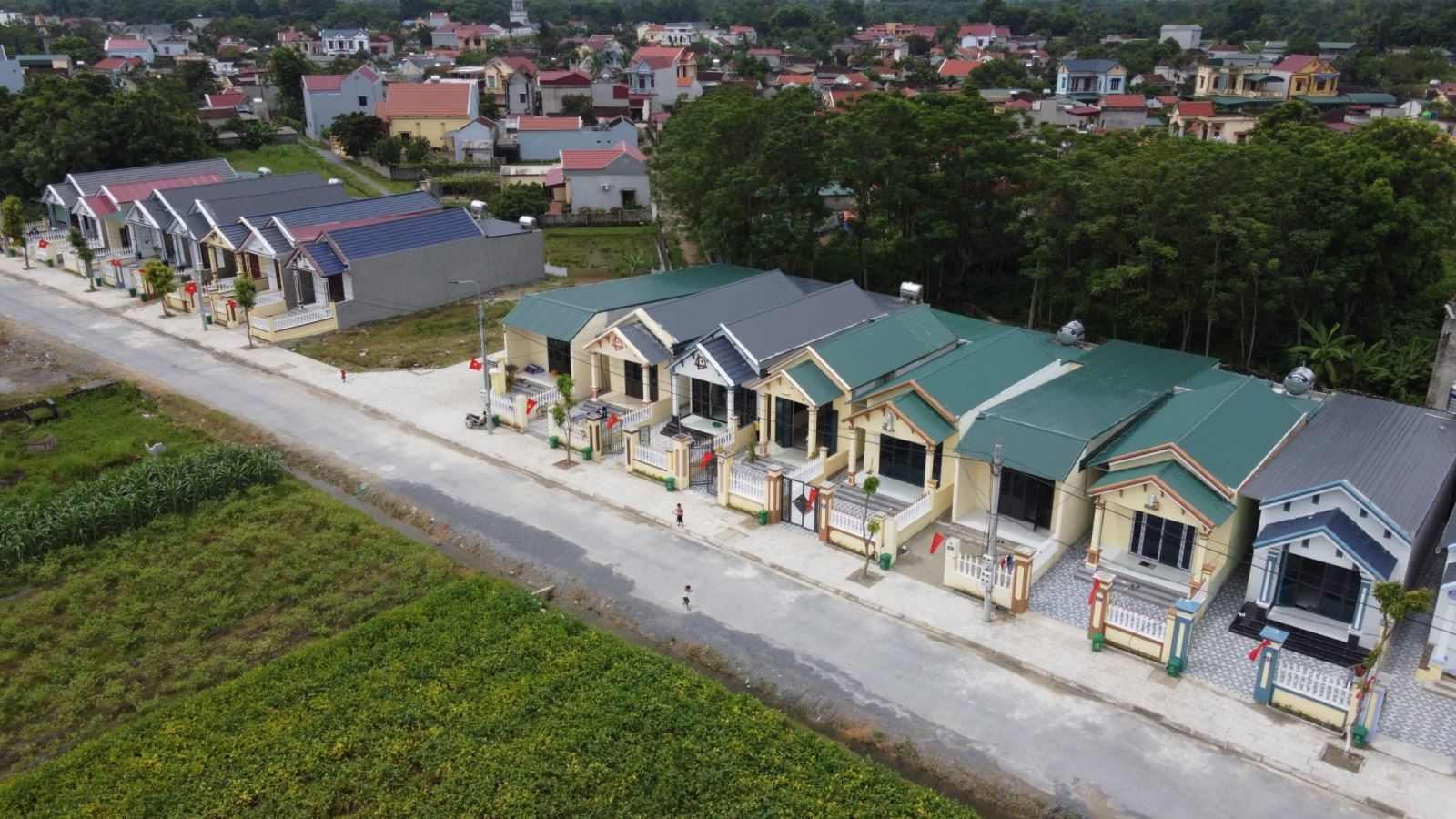 28 căn nhà tại thôn Lam Đạt, xã Thiệu Vũ, huyện Thiệu Hóa được sự chung tay của của các cấp, ngành trên địa bàn tỉnh ủng hỗ xây dựng