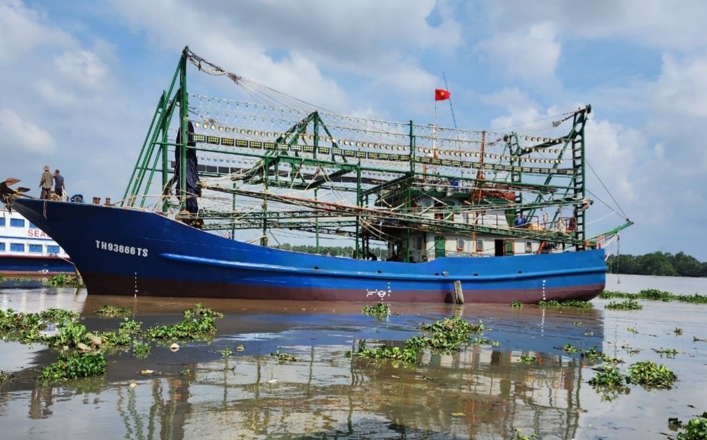 Con tàu vỏ thép 67 của tỉnh Thanh Hóa đang khai thác tại ngư trường phía nam