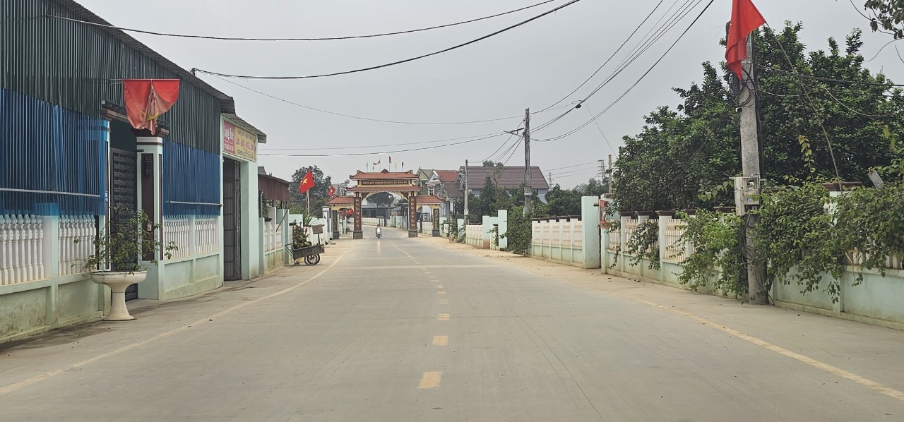 Con đường làng quê xã Xuân Thọ được mở rộng khang trang, những hàng rào đẹp được ông Nguyễn Hữu Xuân hiện đang sinh sống tại tỉnh Đồng Nai đóng góp về quê hương, nơi ông sinh ra.