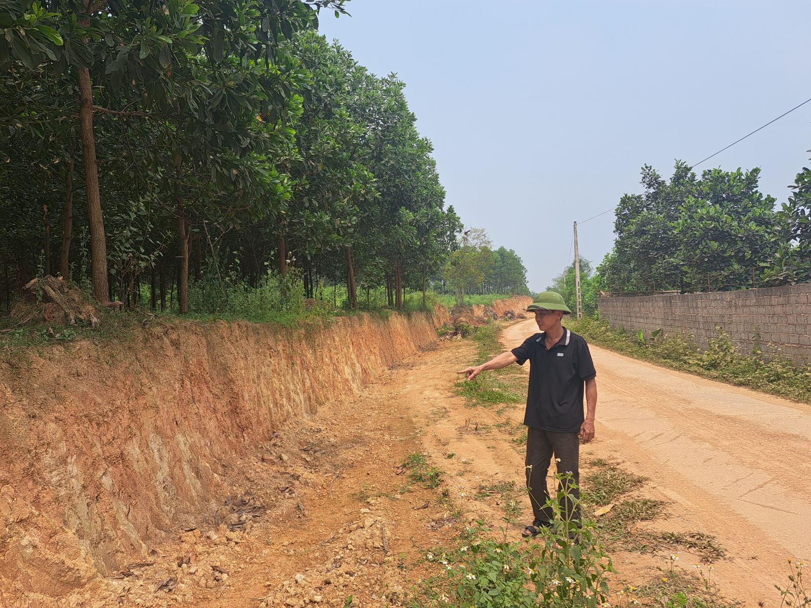 Diện tích đất của hộ ông Lê Văn Lực, thôn Trị Bình, xã Triệu Thành hiến đã mở rộng con đường từ 2 m lên 8,5m