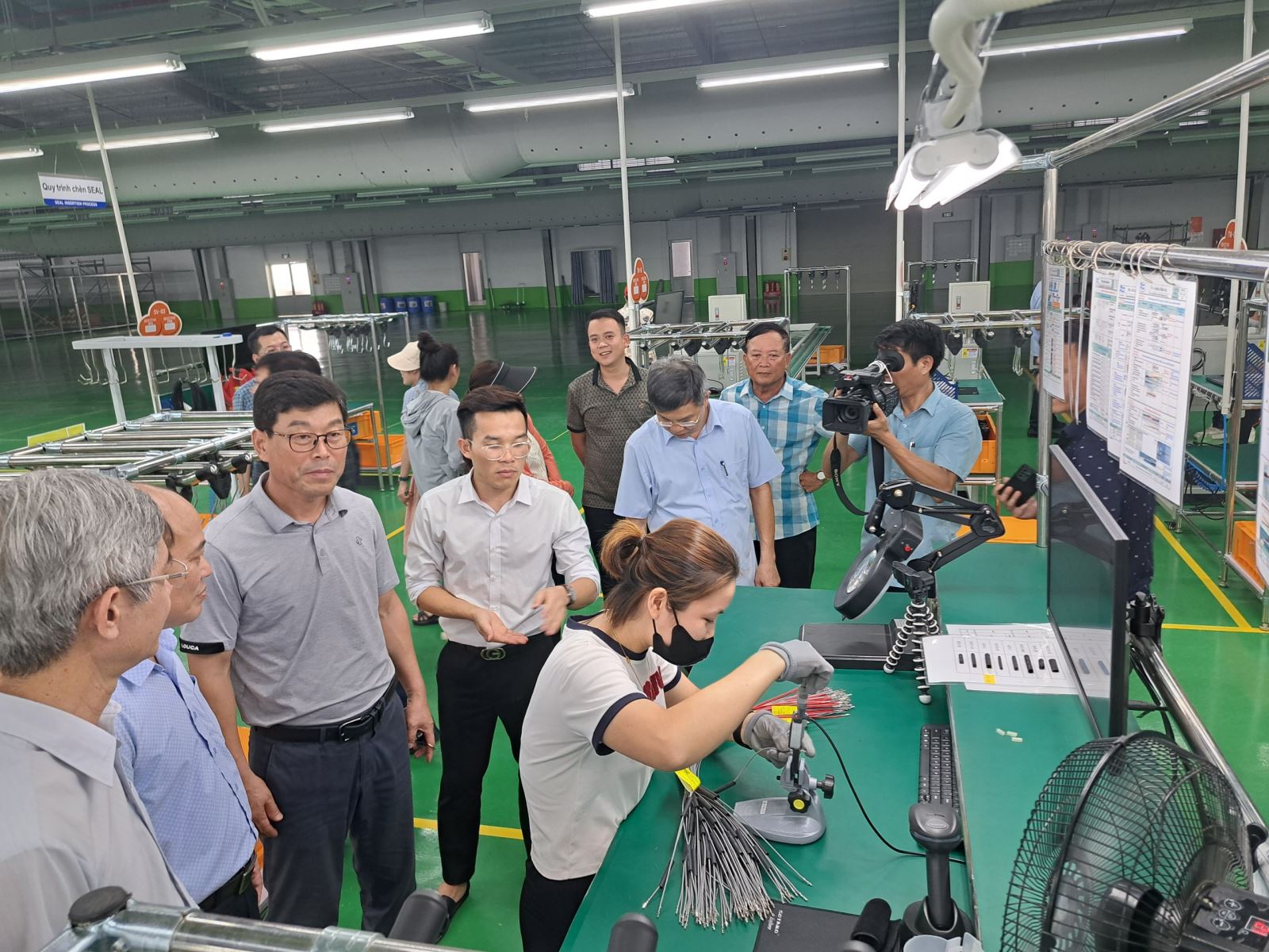 Đoàn cơ quan báo chí trung ương và địa phương thực tế tại cơ sở sản xuất dây diện của Công ty Automotive systems Vietnam Co.,LTD