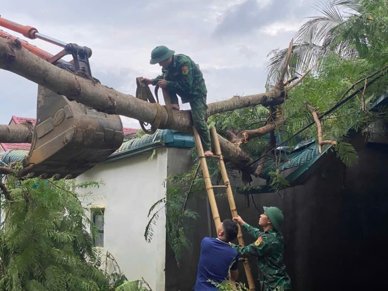 Bộ đội Biên phòng đang hỗ trợ những gia đình bị thiệt hại khắc phục hậu quả.