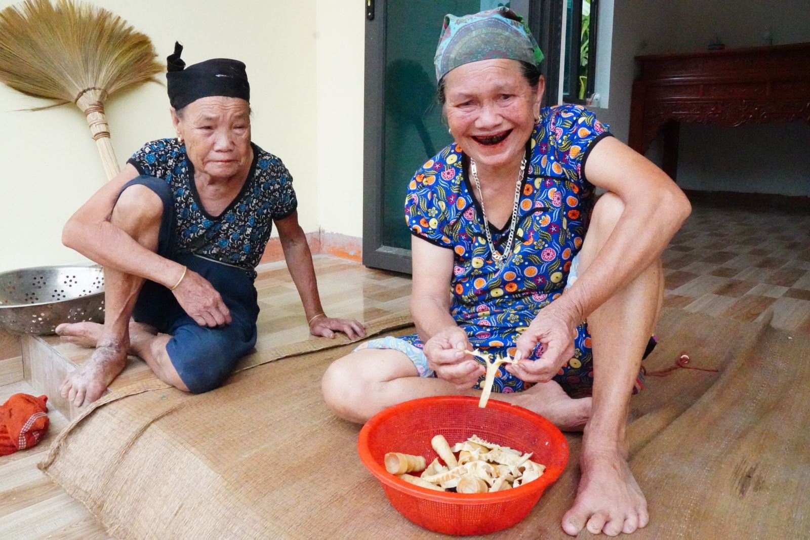 Bà Chia (bên tay trái) không giấu được niềm vui khi có căn nhà khang trang ở tuổi xế chiều, sau những ngày buồn bị ngọn lửa hồng thiêu rụi.