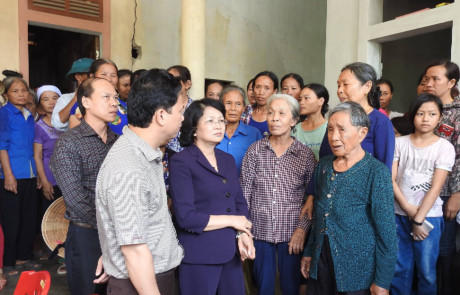 Phó chủ tịch đên thăm gia đình anh Lộc và nhân dân vùng bão