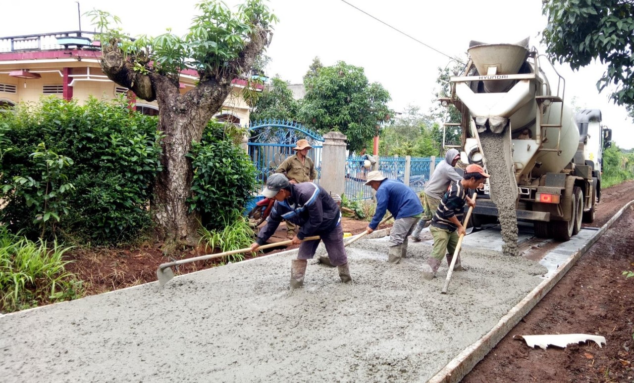Người dân đóng góp ngày công xây dựng đường giao thông nông thôn tại huyện Cư M'gar