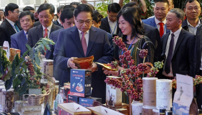 Thủ tướng Phạm Minh Chính cùng lãnh đạo Chính phủ, địa phương thăm gian hàng các sản phẩm