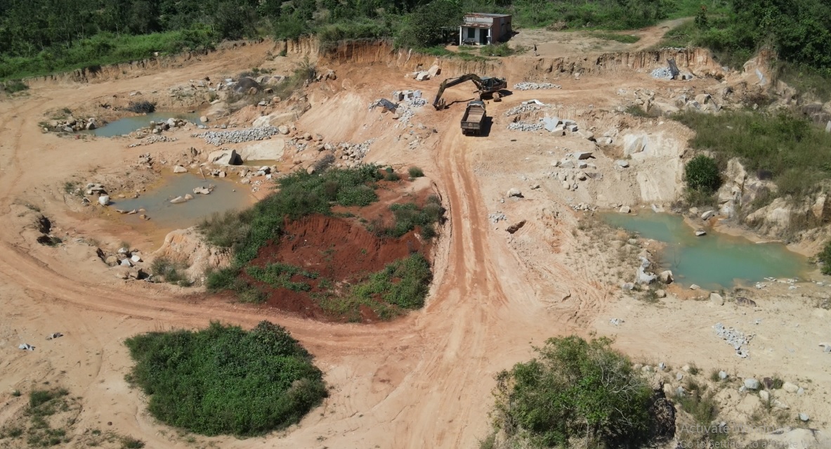 Hiện trường khai thác đá trái phép tại thôn 7A, xã Ea Hiao