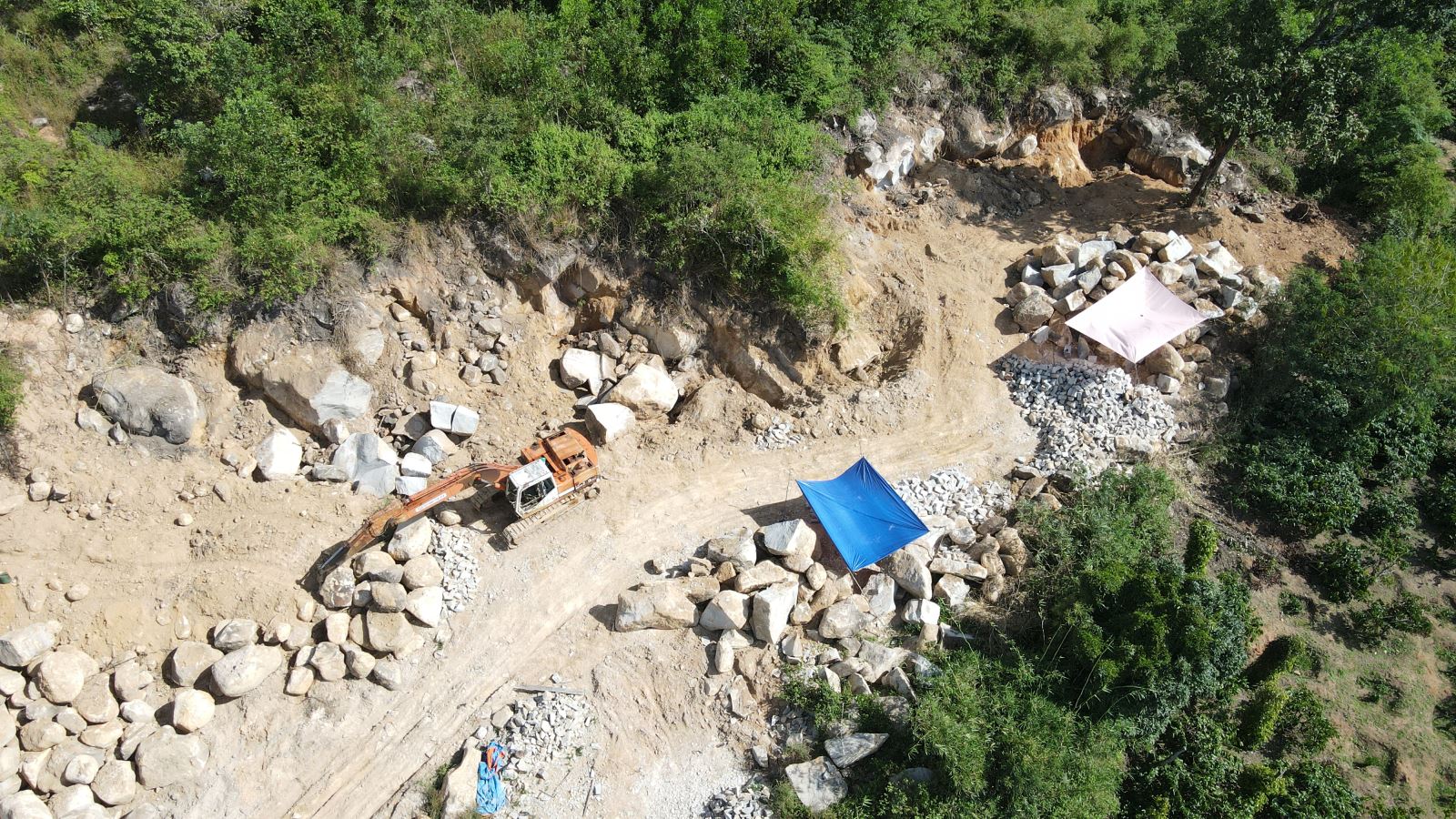Hiện trường bãi khai thác đá trái phép tại buôn Tùng Táh, xã Ea Ral