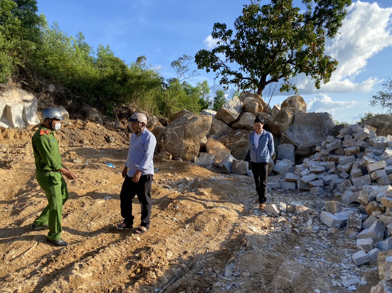 Công an xã Ea Ral đến ghi nhận hiện trường khai thác đá trái phép tại buôn Tùng Táh, xã Ea Ral