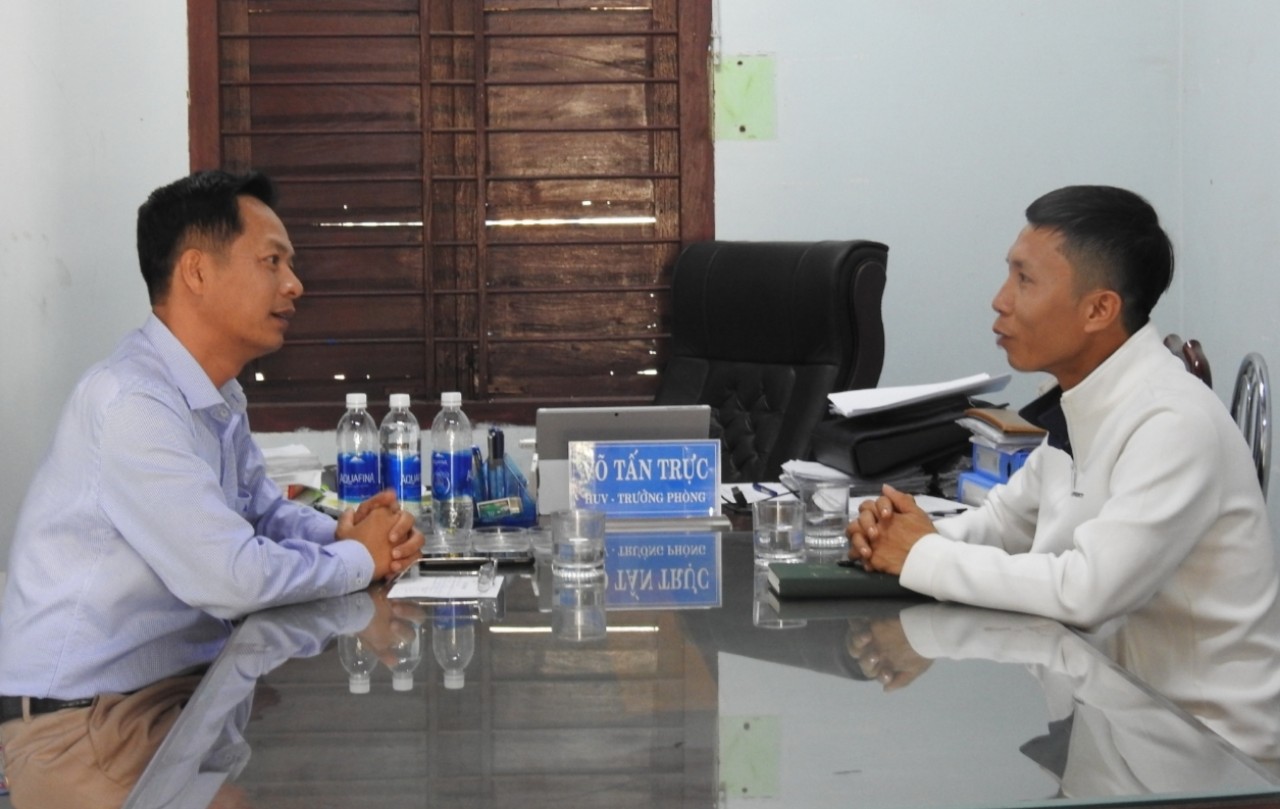 Trao đổi với phóng viên Kinh tế nông thôn, ông Võ Tấn Trực - Trưởng Phòng Nông nghiệp huyện Krông Bông (bên trái) cho rằng huyện vẫn gặp rất nhiều khó khăn trong chương trình xây dựng NTM