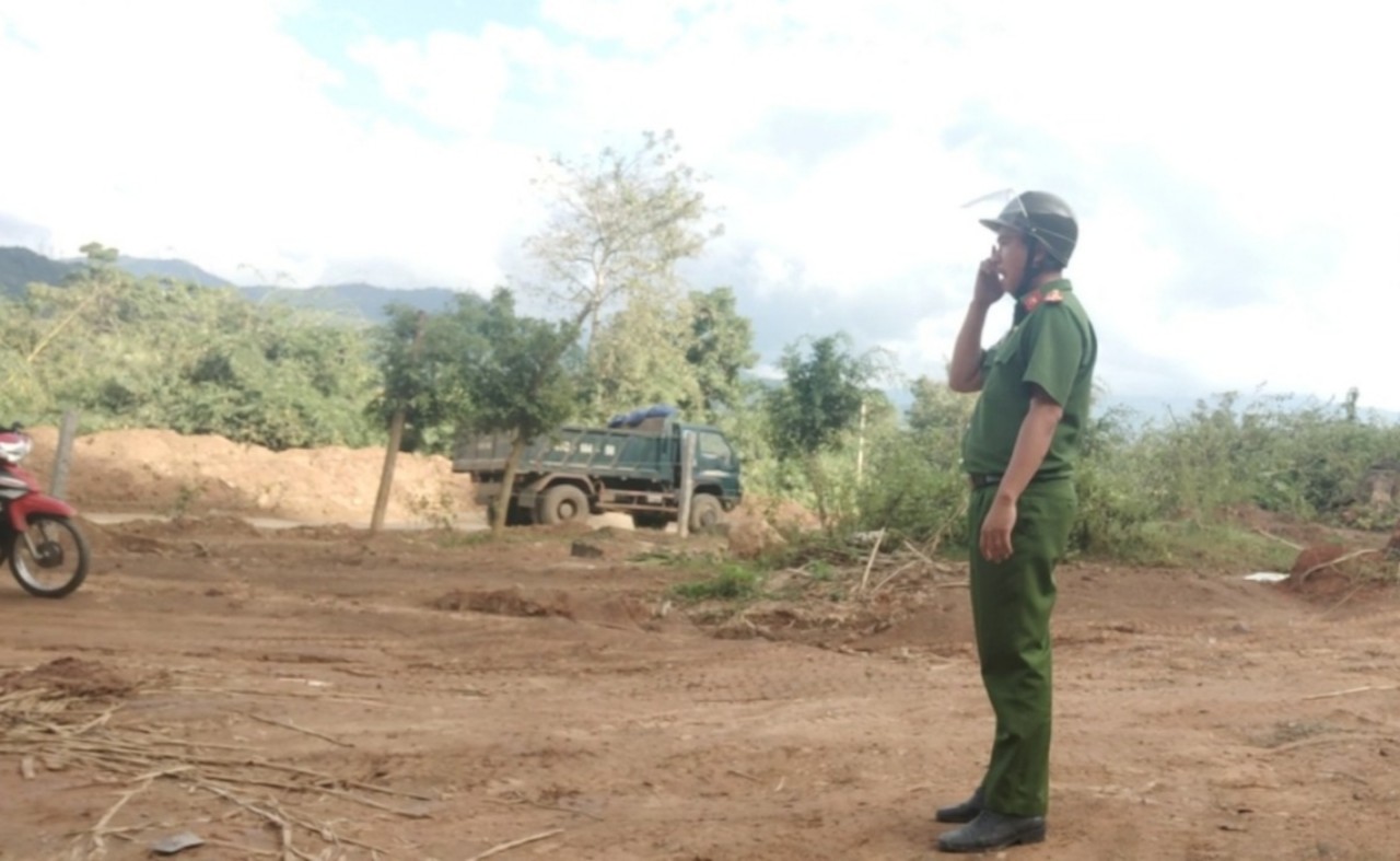 Lực lượng công an xã Đắk Liêng đến hiện trường khai thác đất trái phép dùng làm đường