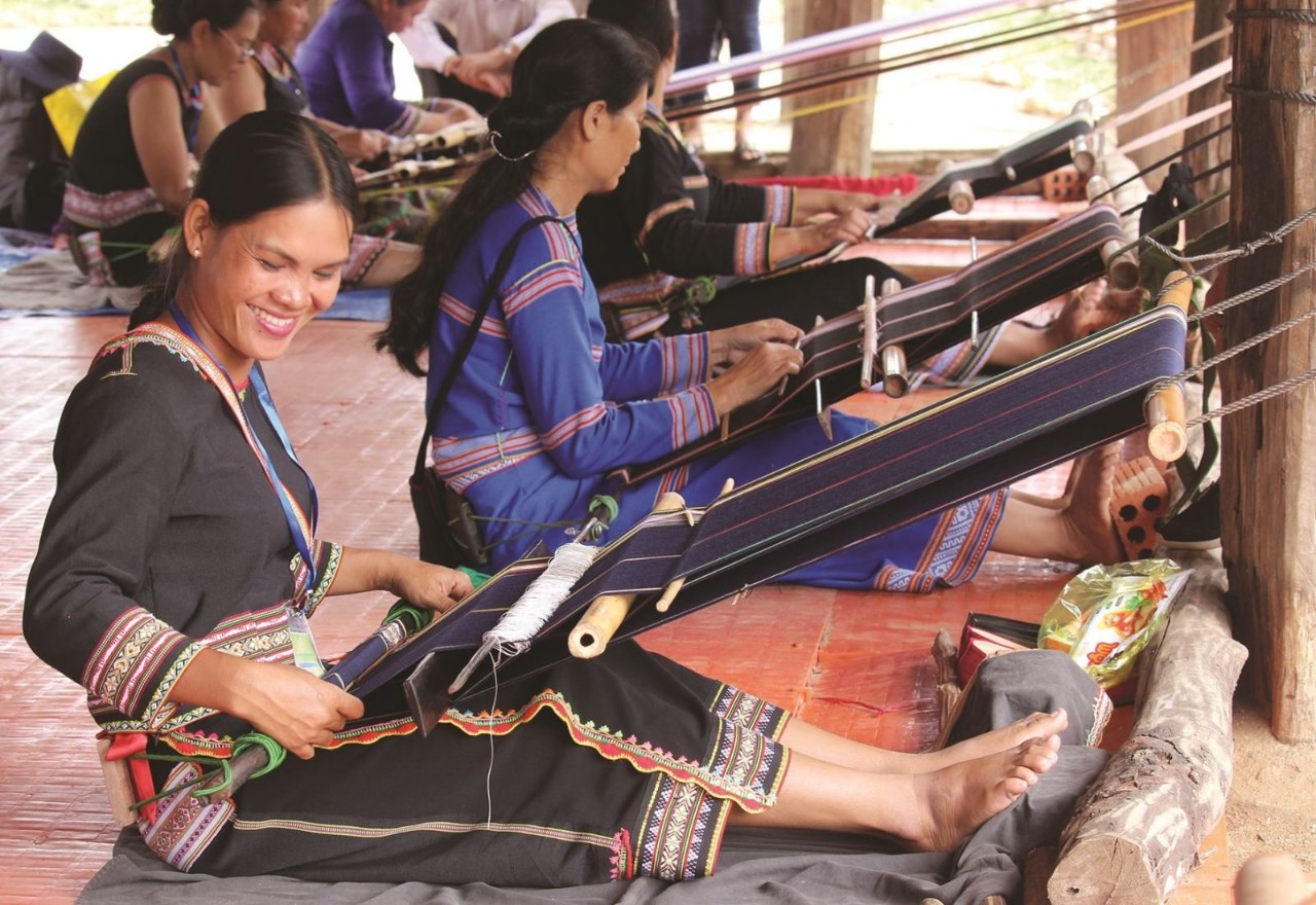 Nghề dệt thủ công truyền thống là một chuẩn mực về vẻ đẹp để đánh giá giá trị của người phụ nữ Ba Na