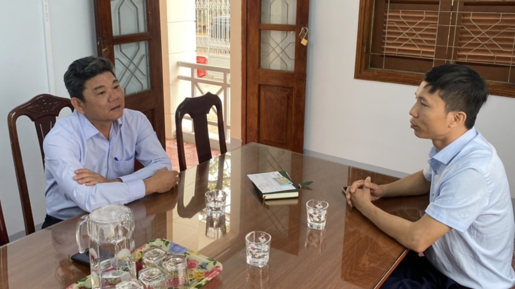 Ông Võ Văn Sự - Trưởng Phòng Kinh tế thị xã Buôn Hồ trao đổi với phóng viên Kinh tế nông thôn về chương trình xây dựng NTM tại thị xã