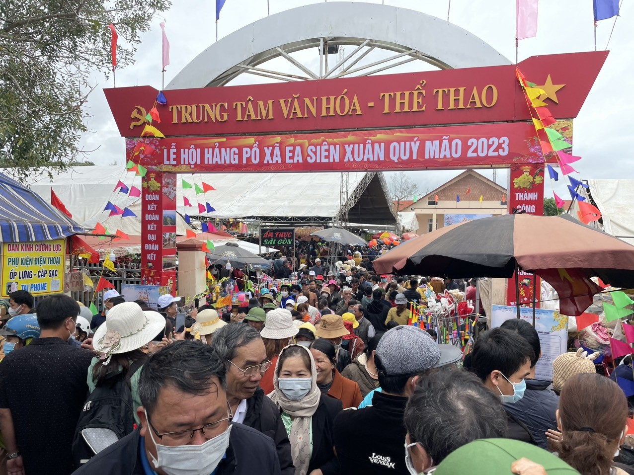 Người dân tham gia lễ hội Hảng Pồ của đồng bào Tày, Nùng tại xã Ea Siên