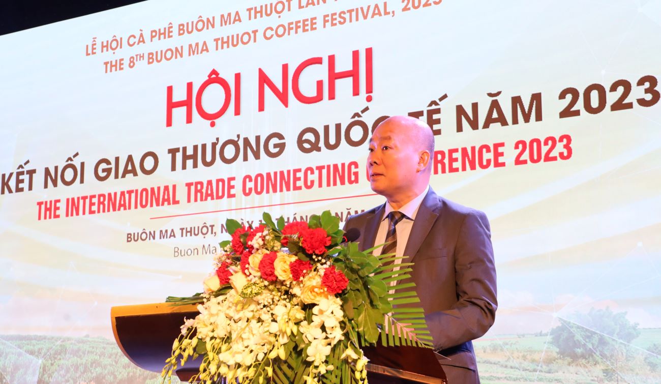 Ông Vũ Bá Phú - Cục trưởng Cục Xúc tiến thương mại (Bộ Công thương) phát biểu tại hội nghị