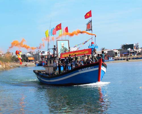 Tàu thuyền của ngư dân Quảng Ngãi “mở của biển” năm mới