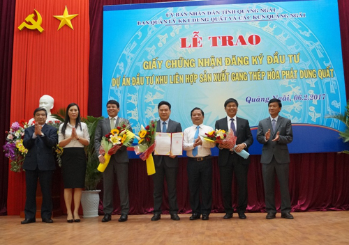 Lãnh đạo tỉnh Quảng Ngãi trao giấy chứng nhận đầu tư Khu liên hợp sản xuất gang thép Hòa Phát Dung Quất
