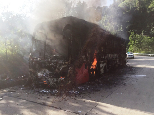 Hiện trường vụ cháy xe khách sáng 08/2 ở đèo Lò Xò, huyện Phước Sơn, Quảng Nam.