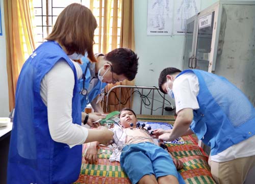 Bác sĩ Bệnh viện ĐH Chung Ang (Hàn quốc) khám bệnh cho người dân tại Quảng Ngãi