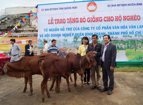 Lễ trao tặng bò giống cho các hộ nghèo ở huyện Bình Sơn (Quảng Ngãi)