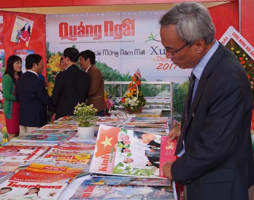 Chủ tịch Hội Nhà báo Quảng Ngãi Hà Minh Đích xem Báo Xuân của Báo Kinh tế nông thôn