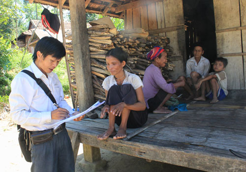 PV Báo Kinh tế nông thôn tìm hiểu bệnh viêm da dày sừng bàn tay, bàn chân tại làng Rêu, xã Ba Điền, huyện Ba Tơ.