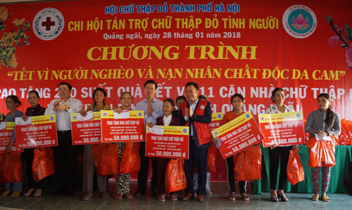  Ông Võ Văn Thưởng tặng nhà Chữ thập đỏ tại huyện Bình Sơn.