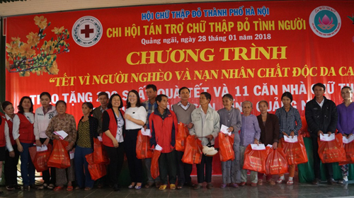 Đoàn công tác trao tặng quà tại huyện Bình Sơn