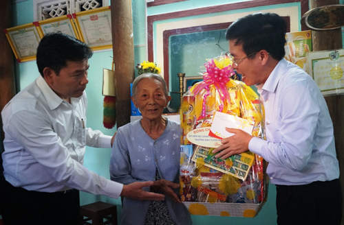  Ông Võ Văn Thưởng thăm và tặng quà cho gia đình bà Hồ Thị Thu ở xã Bình Long, huyện Bình Sơn
